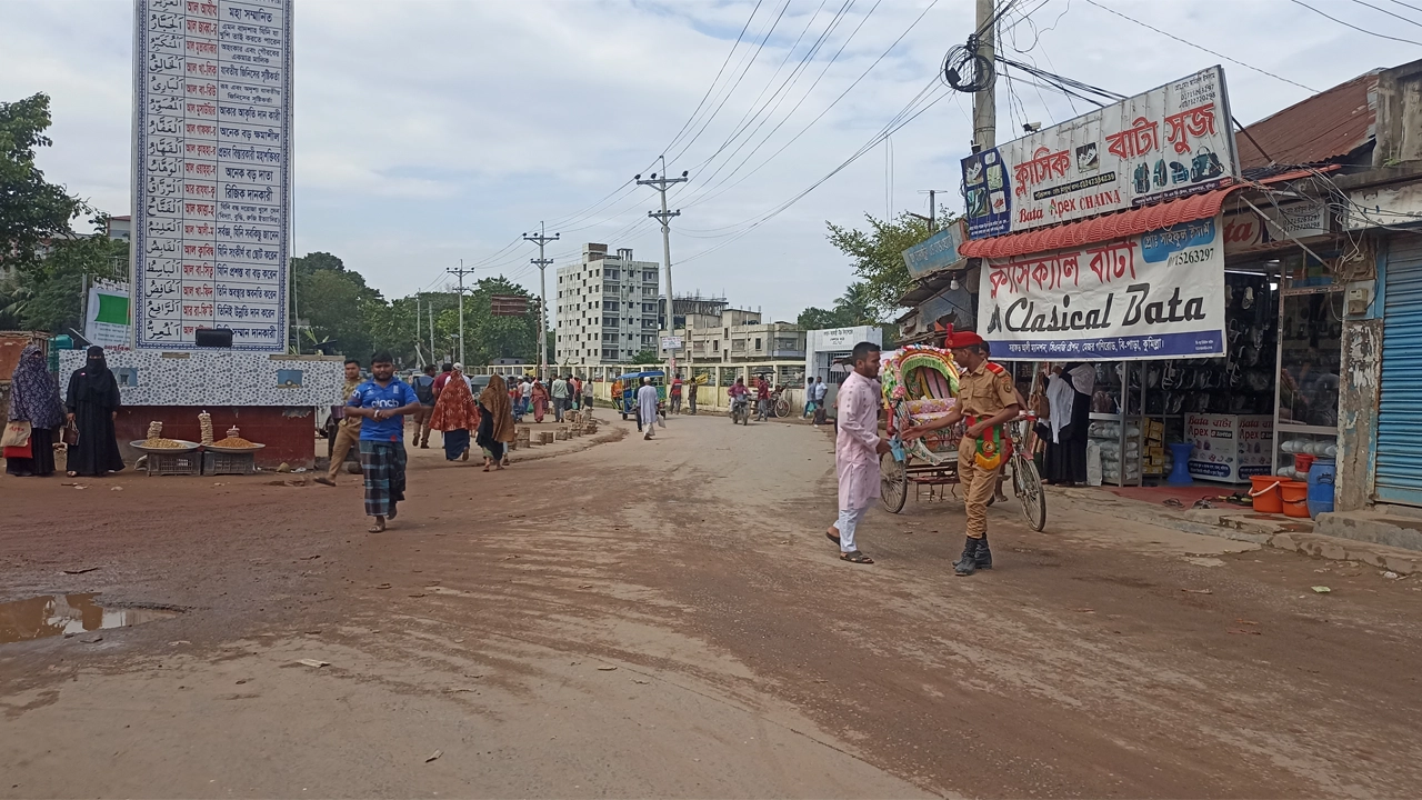 ব্রাহ্মণপাড়া সদরে সড়কের শৃঙ্খলা ফেরানোর কাজ করছেন বিএনসিসির সদস্য ও শিক্ষার্থীরা। ছবি : কালবেলা