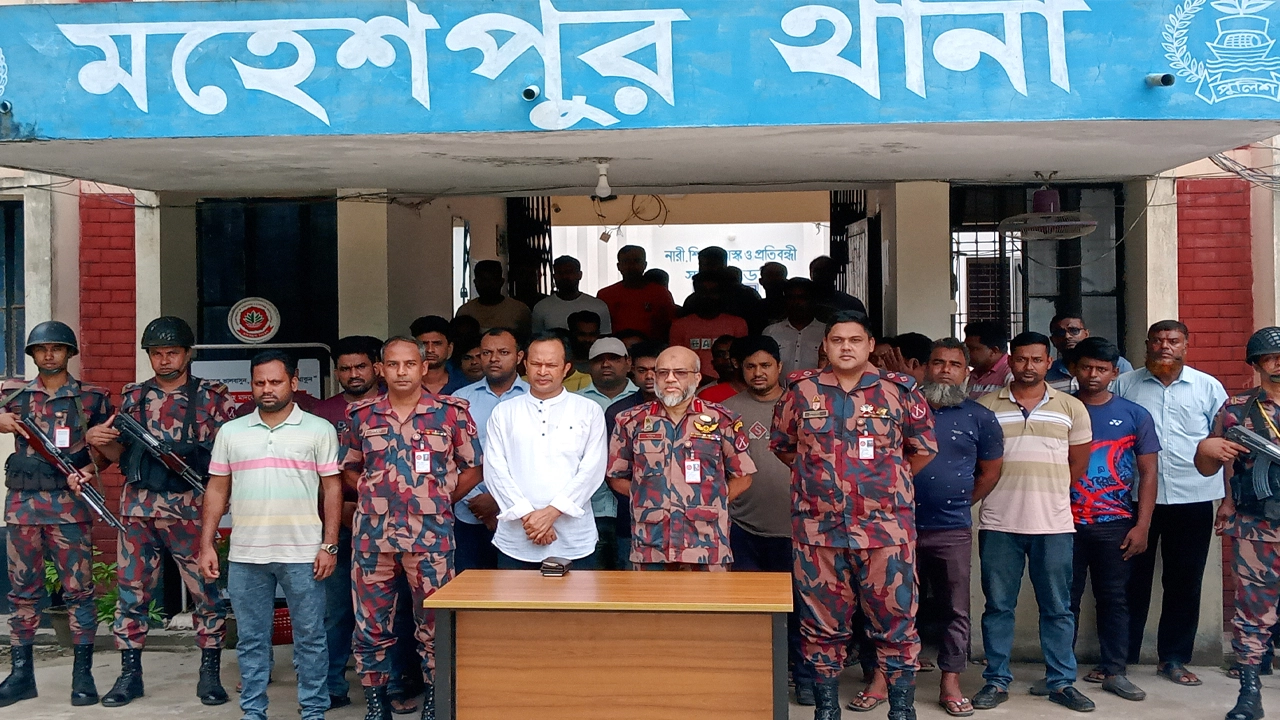 মতবিনিময় সভায় বিজিবি সদস্যদের সঙ্গে থানার পুলিশ সদস্যরা। ছবি : কালবেলা