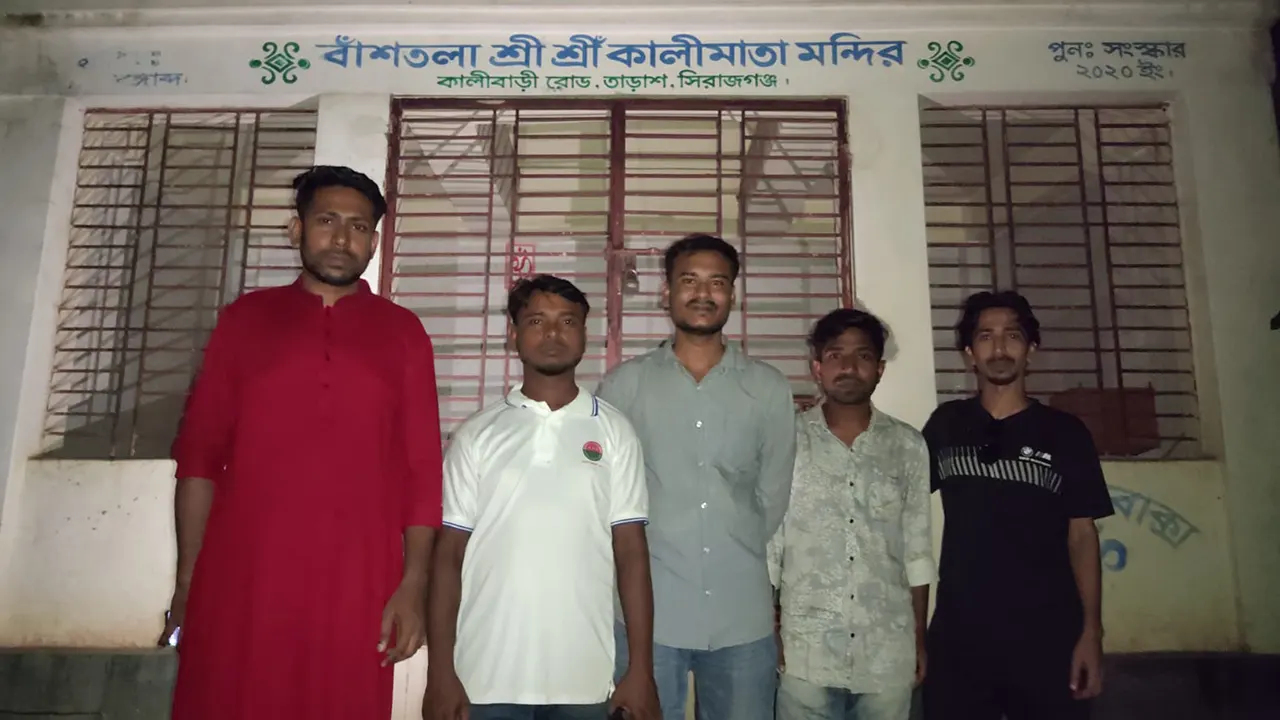 সিরাজগঞ্জের তাড়াশে মন্দিরের সুরক্ষায় রাত জেগে পাহারা দিচ্ছেন ছাত্রদলের নেতাকর্মীরা। ছবি : কালবেলা