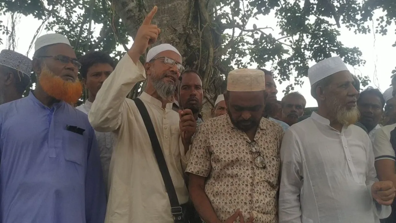 মন্দির পরিদর্শনে কথা বলেন সাতক্ষীরার আশাশুনি উপজেলা জামায়াতের আমির আবু মুসা তারিকুজ্জামান তুষার। ছবি : কালবেলা