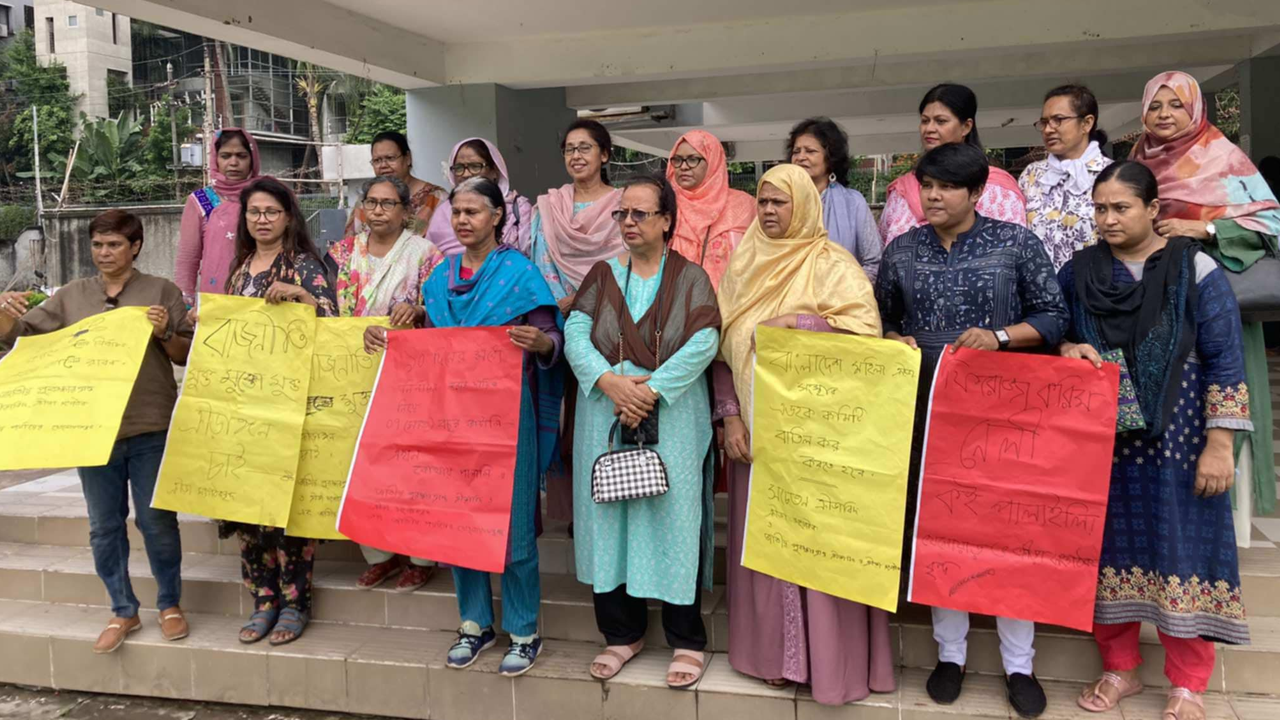 রাজনীতিমুক্ত ক্রীড়াঙ্গনের দাবিতে নারী ক্রীড়াবিদদের মানববন্ধন। ছবি : সংগৃহীত