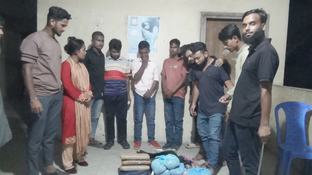 ব্রাহ্মণবাড়িয়ায় যানবাহনে তল্লাশি করে মাদক জব্দ করেন শিক্ষার্থীরা। ছবি : কালবেলা