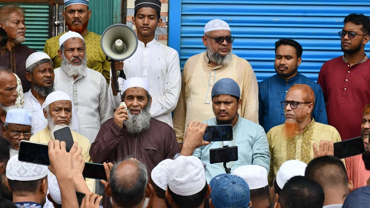নারায়ণগঞ্জে শহীদ আদিলের পরিবারের সঙ্গে সাক্ষাৎ করেছেন বাংলাদেশ জামায়াতে ইসলামীর নায়েবে আমির অধ্যাপক মুজিবুর রহমান। ছবি : সংগৃহীত