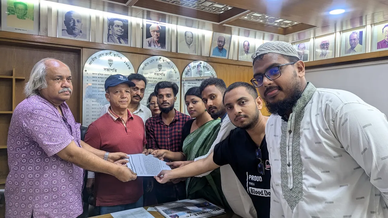 জাতীয় প্রেস ক্লাবে ৫১ সাংবাদিকের নাম জমা দেন বৈষম্যবিরোধী ছাত্র আন্দোলনের নেতারা। ছবি : সংগৃহীত