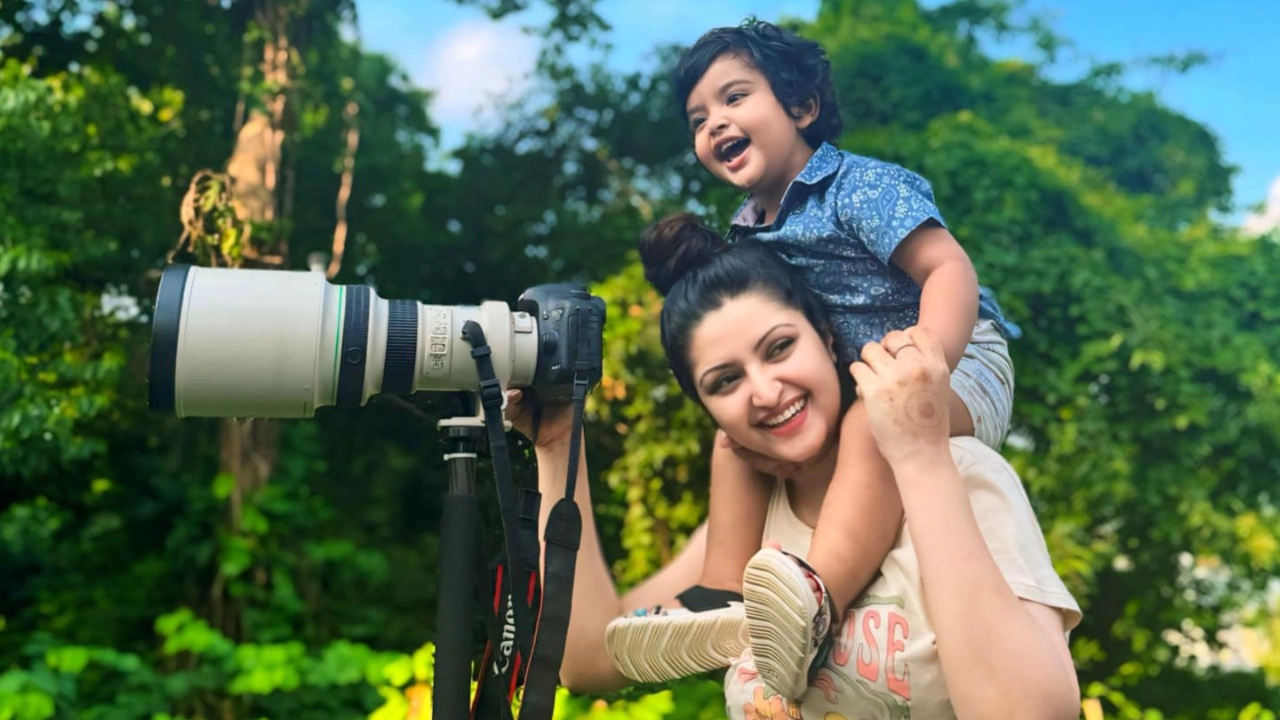 চিত্রনায়িকা পরীমণি ও তার ছেলে পূণ্য। ছবি : সংগৃহীত