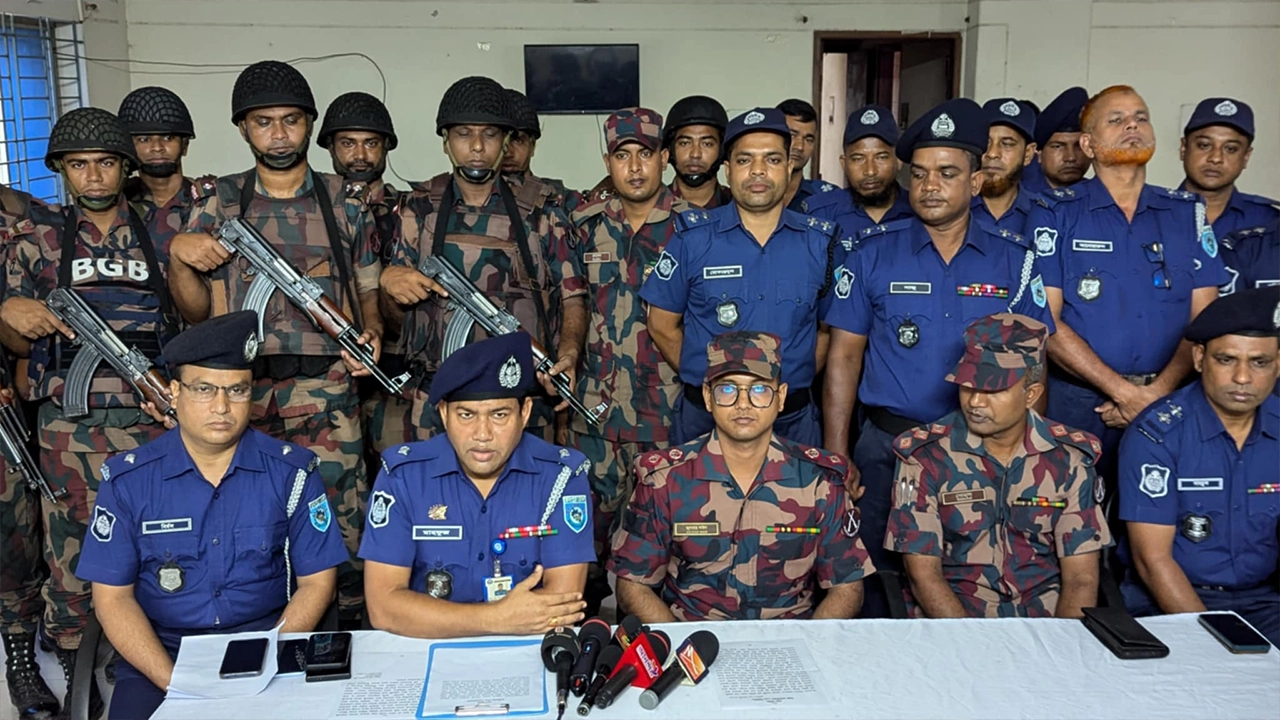 হাতীবান্ধা থানার হলরুমে বিজিবি ও পুলিশের যৌথ প্রেস ব্রিফিং। ছবি : কালবেলা