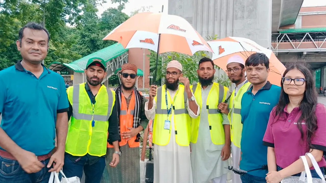 রাজধানীতে ট্রাফিকের দায়িত্বে থাকা শিক্ষার্থীদের মাঝে ‘সেফটি ভেস্ট’ বিতরণ করেছে বাচ্চাকাচ্চা লিমিটেডের। ছবি : সংগৃহীত
