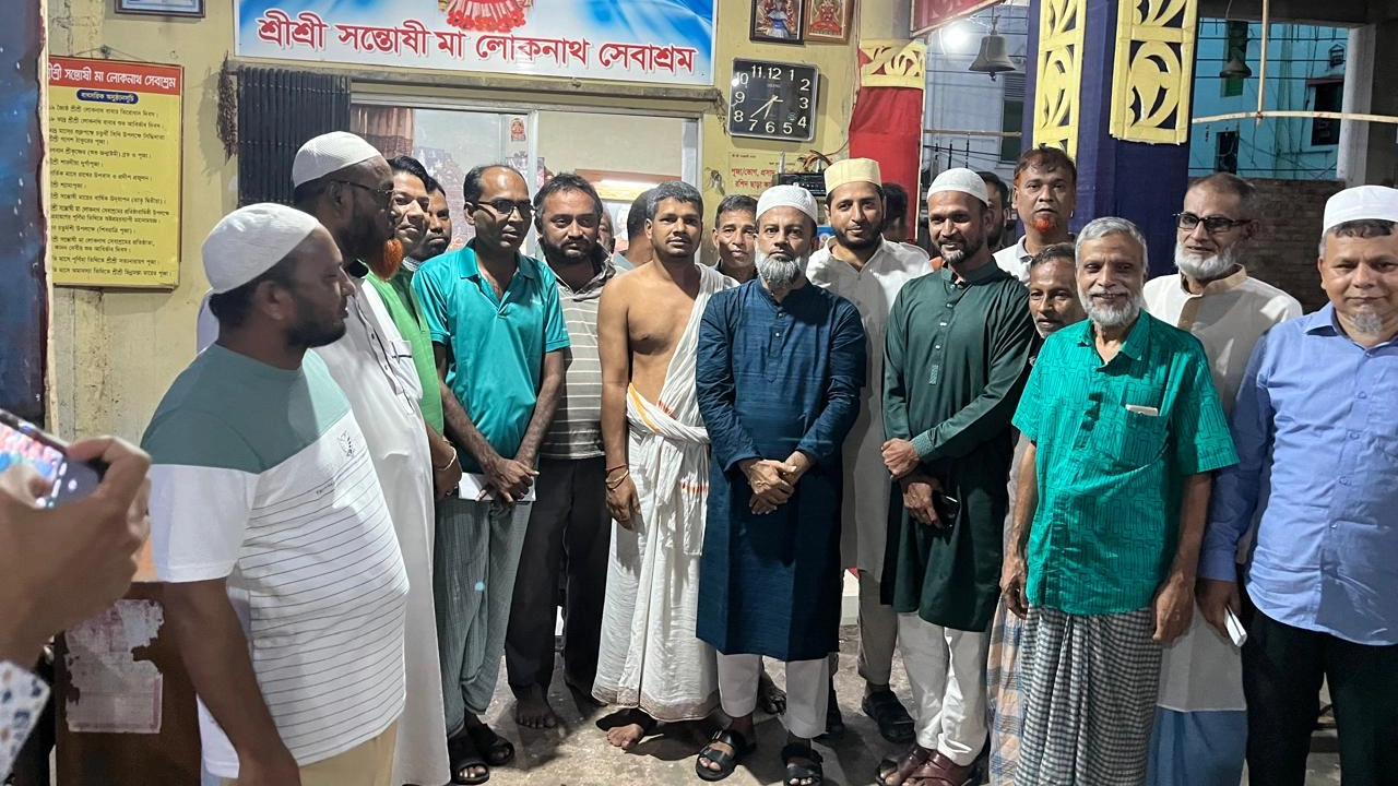জামায়াত নেতা হেলালীর নেতৃত্বে বিভিন্ন মন্দির পাহারা দিচ্ছেন নেতাকর্মীরা। ছবি : কালবেলা