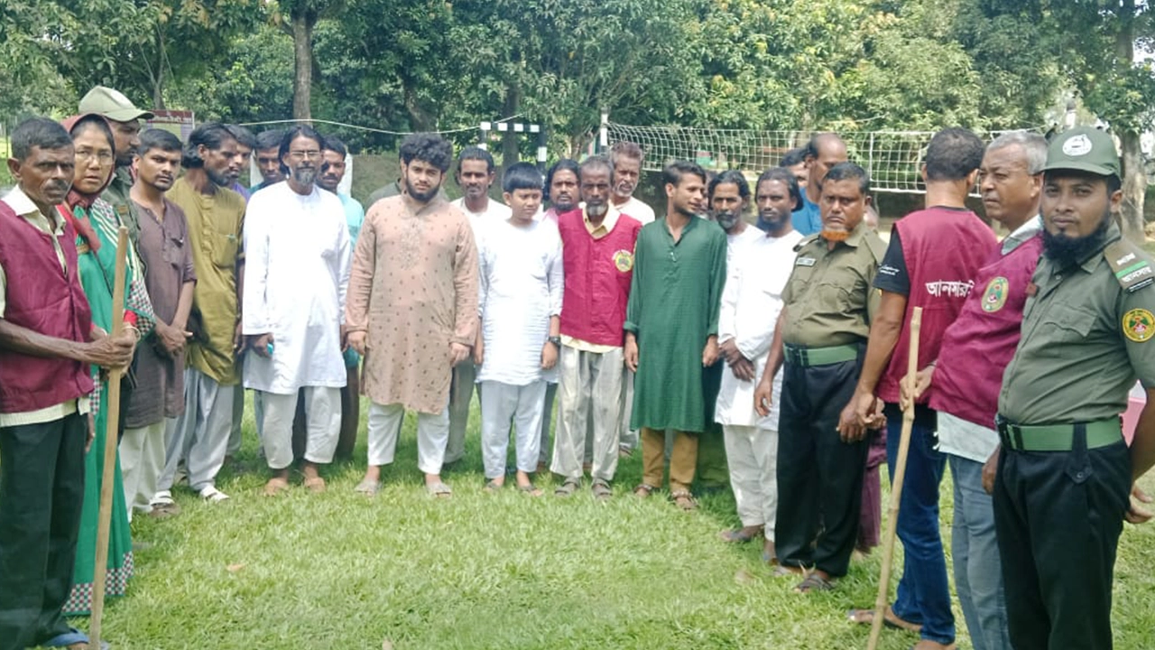 জামালপুরের বকশীগঞ্জের সীমান্তবর্তী এলাকা থেকে সন্দেহভাজন ২১ বাংলাদেশিকে আটক করে আনসার ভিডিপির সদস্যরা। ছবি : কালবেলা