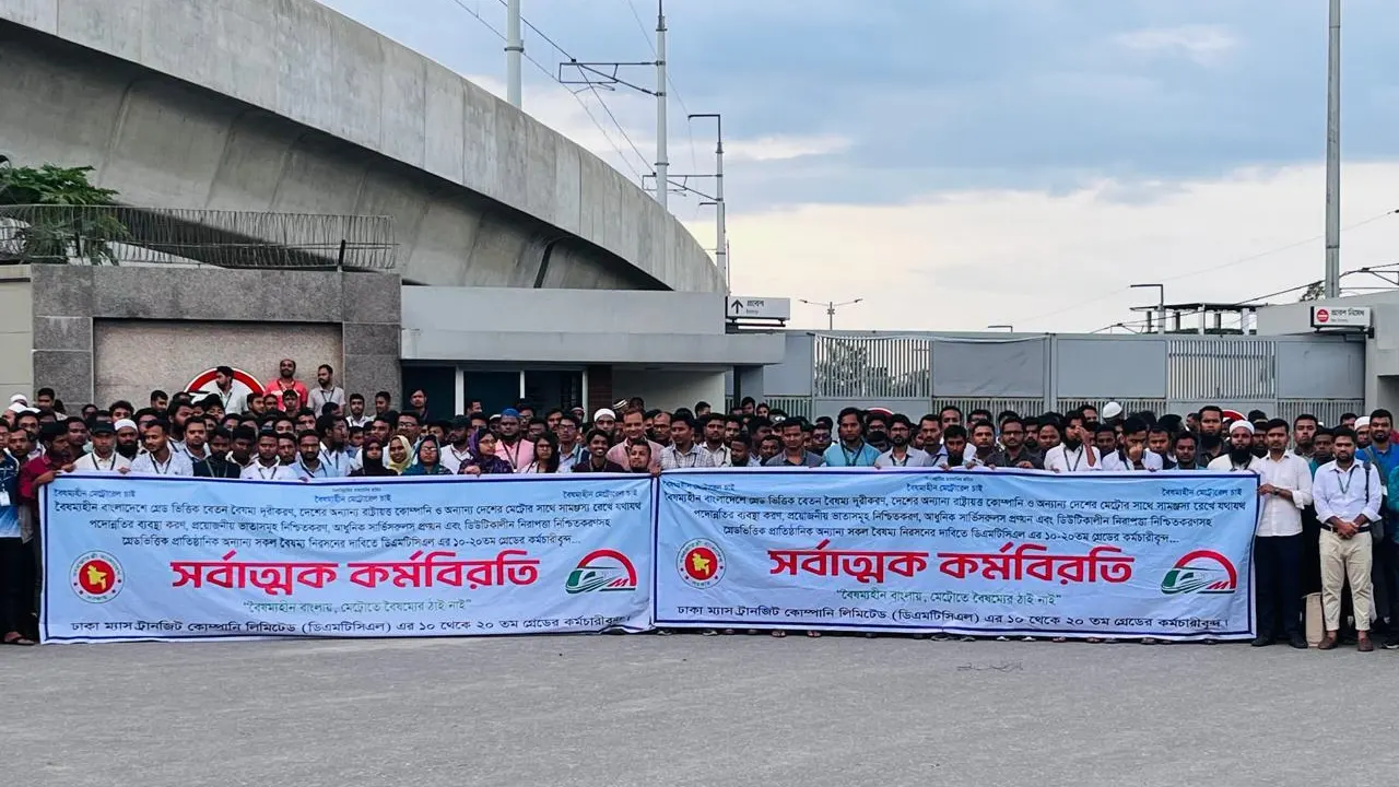 রাজধানীর উত্তরায় ডিপোর সামনে কর্মবিরতি পালন করেন ডিএমটিসিএল কর্মচারীরা। ছবি : কালবেলা
