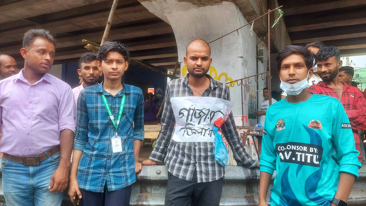 আটককৃত গাঁজা বিক্রেতা। ছবি : কালবেলা