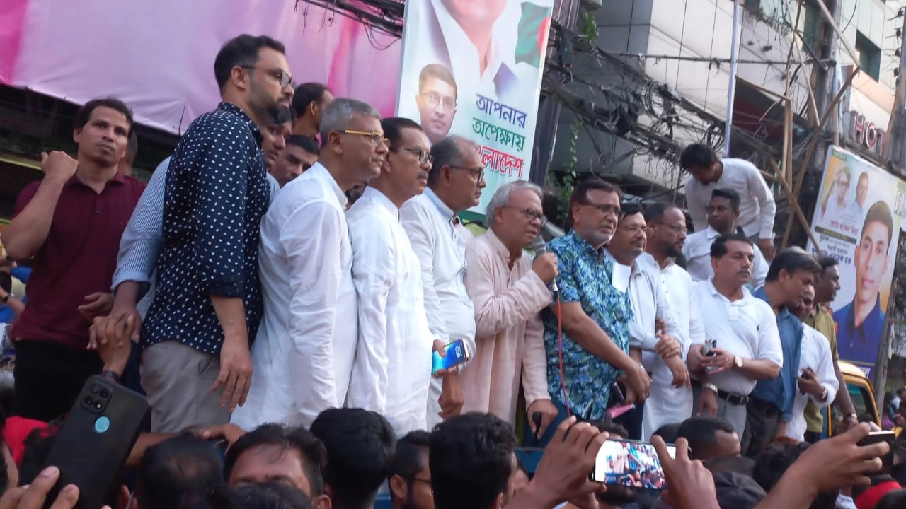 বিএনপির কেন্দ্রীয় কার্যালয়ের সামনে প্রধান বিচারপতিসহ দলীয় বিচারপতিদের অপসারণের দাবিতে বিক্ষোভ সমাবেশে বক্তব্য দেন রুহুল কবির রিজভী। ছবি : কালবেলা