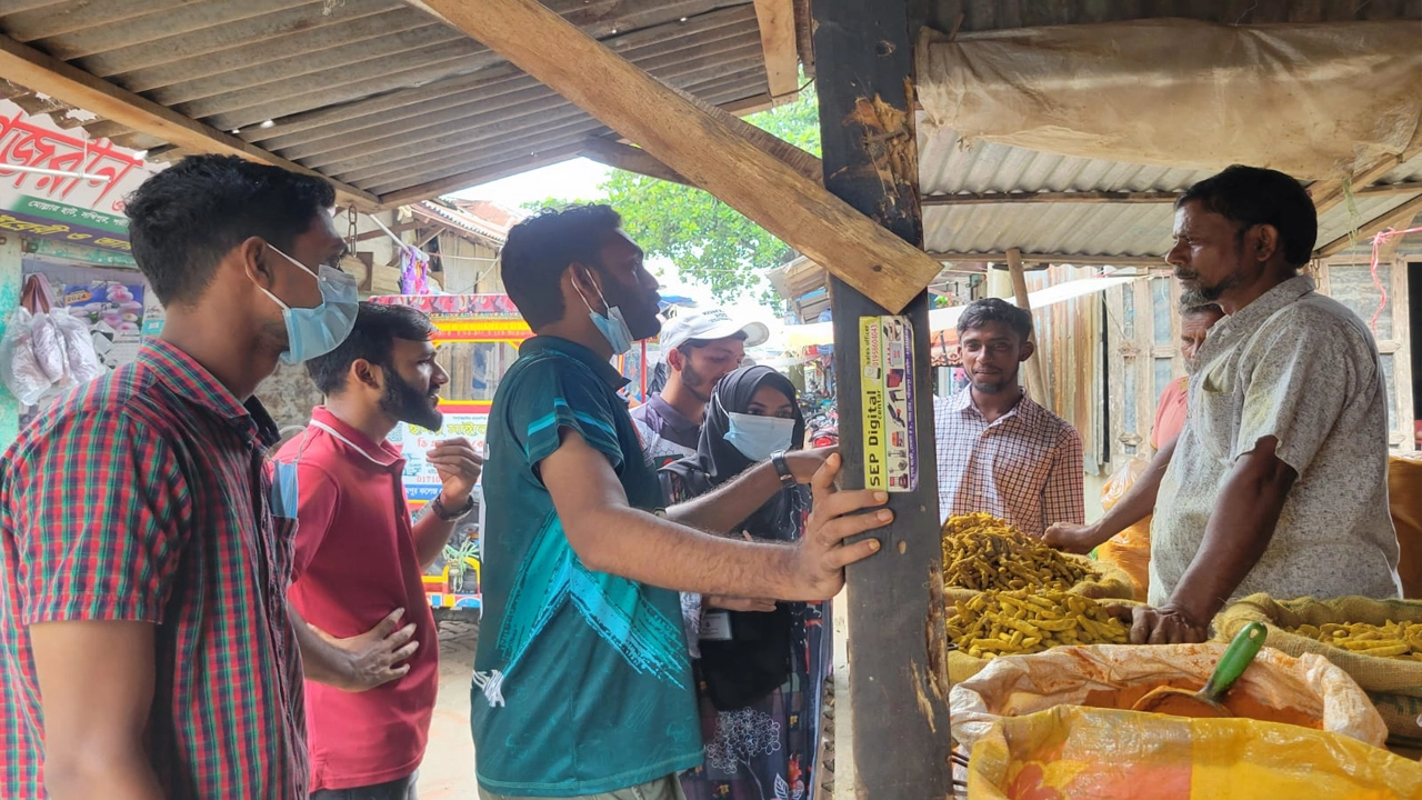 বিভিন্ন বাজার মনিটরিং করছেন শিক্ষার্থীরা। ছবি : কালবেলা