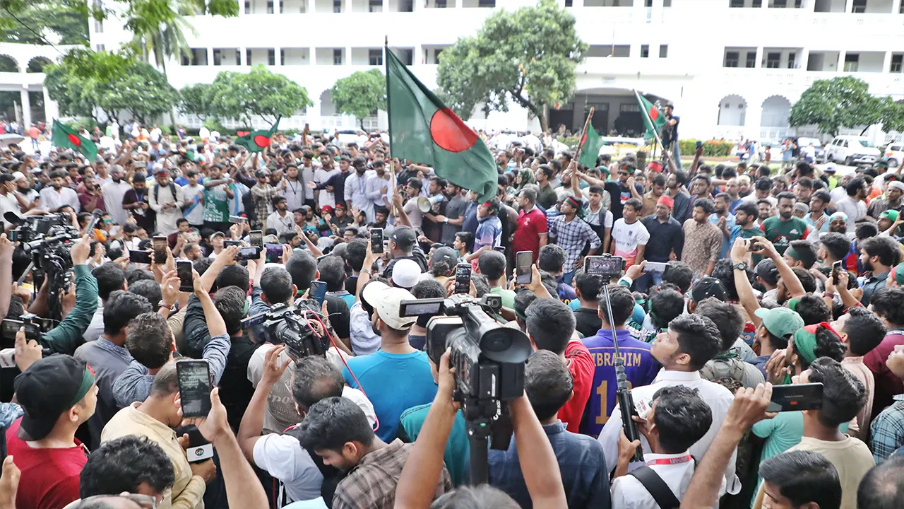 হাইকোর্টের সামনে বিক্ষোভ করছেন বৈষম্যবিরোধী আন্দোলনের শিক্ষার্থীরা। ছবি : কাজল হাজরা / কালবেলা