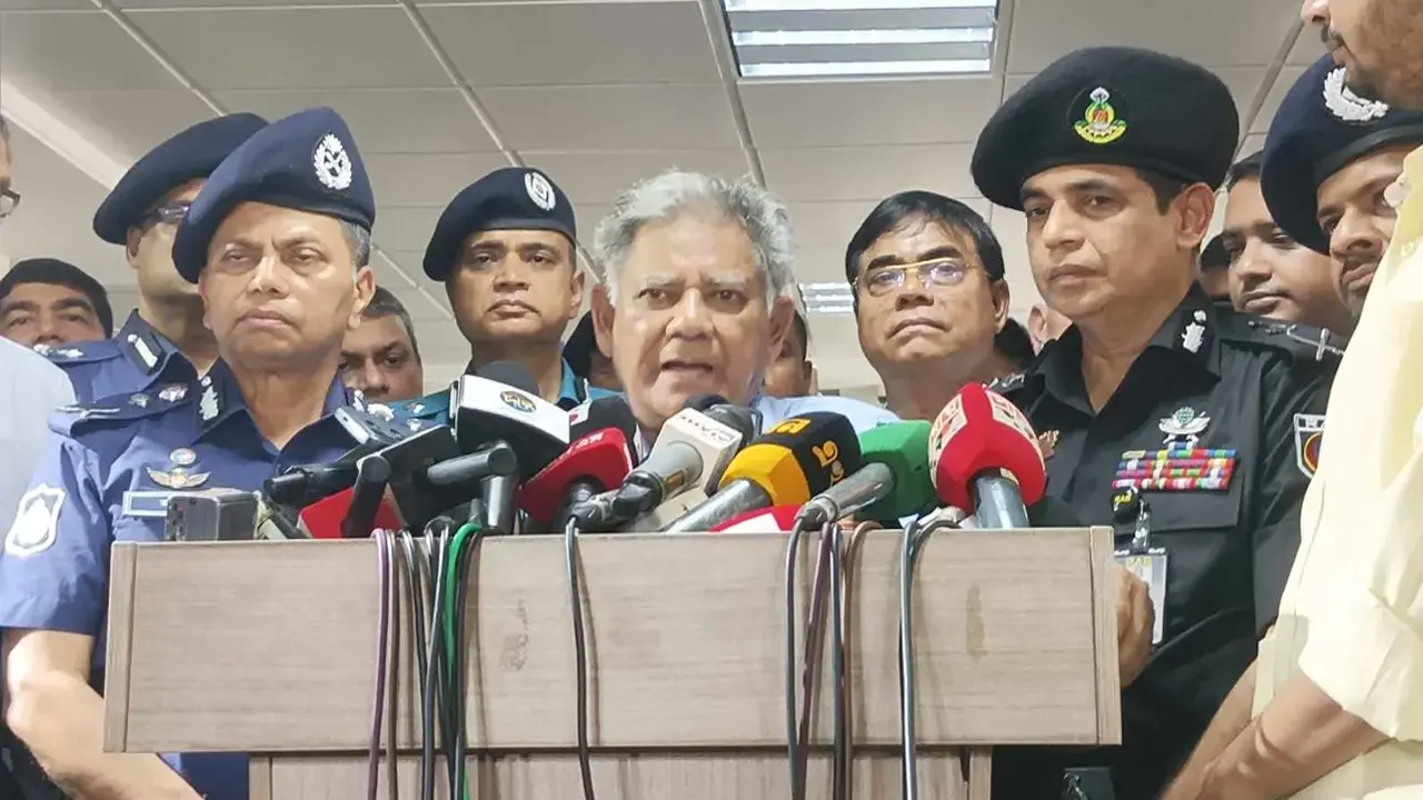 সাংবাদিকদের সঙ্গে কথা বলেছেন স্বরাষ্ট্র উপদেষ্টা এম. সাখাওয়াত হোসেন। ছবি : কালবেলা