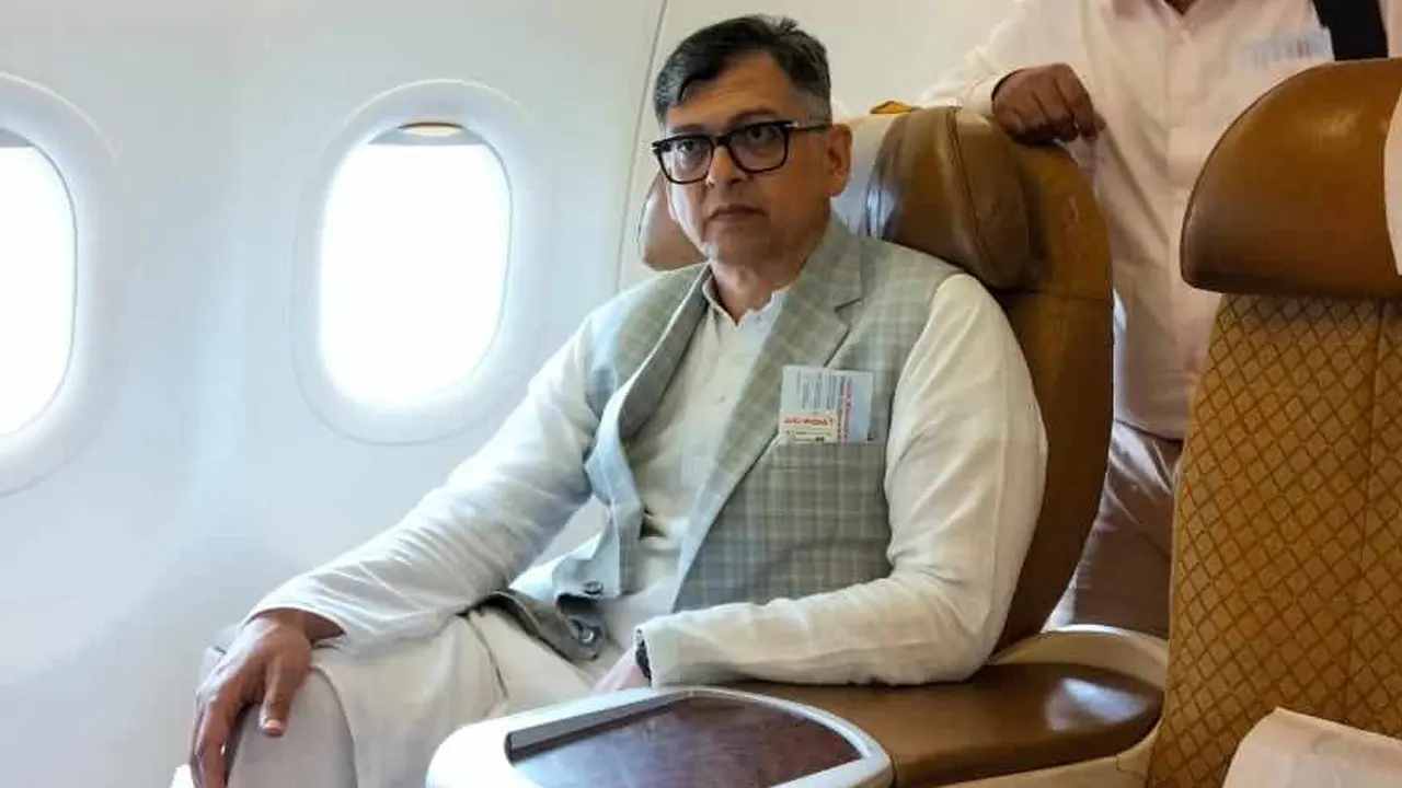 ৯ বছর পর দেশে ফিরলেন সালাহউদ্দিন আহমেদ