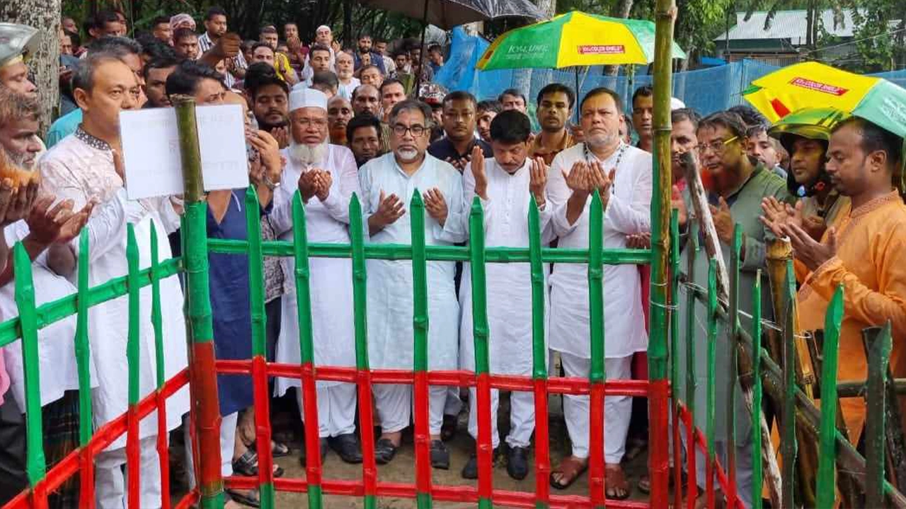 গণআন্দোলনে নিহতদের পরিবারের সঙ্গে সাক্ষাৎ করে নিহতদের কবর জিয়ারত করেন সৈয়দ এমরান সালেহ প্রিন্স। ছবি : কালবেলা