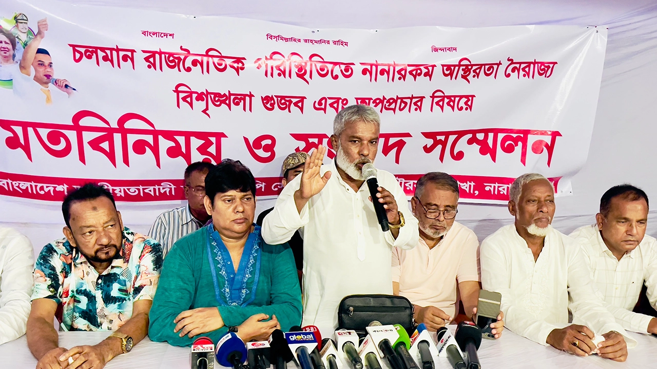 নারায়ণগঞ্জের কাদিরগঞ্জে বক্তব্য রাখেন বিএনপির কেন্দ্রীয় কমিটির নির্বাহী সদস্য ও সোনারগাঁ উপজেলা সভাপতি আজহারুল ইসলাম মান্নান। ছবি : কালবেলা