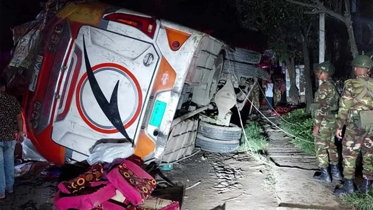 নরসিংদীতে ওভারপাস থেকে পড়ে যাওয়া যাত্রীবাহী বাস। ছবি : কালবেলা