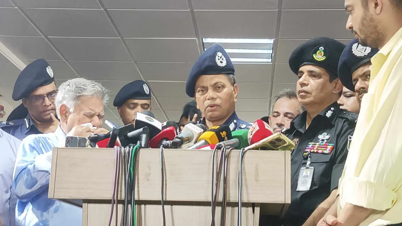 রাজারবাগ পুলিশ হাসপাতালে চিকিৎসাধীন পুলিশ সদস্যদের খোঁজ খবর নেওয়া শেষে আইজিপি মো. ময়নুল ইসলাম। ছবি : কালবেলা