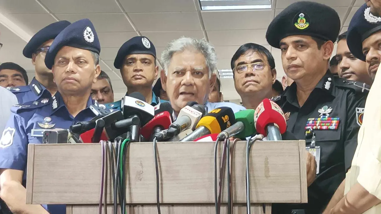রাজারবাগ পুলিশ হাসপাতালে সাংবাদিকদের সঙ্গে আলাপকালে ব্রিগেডিয়ার জেনারেল (অব.) এম সাখাওয়াত হোসেন। ছবি : কালবেলা
