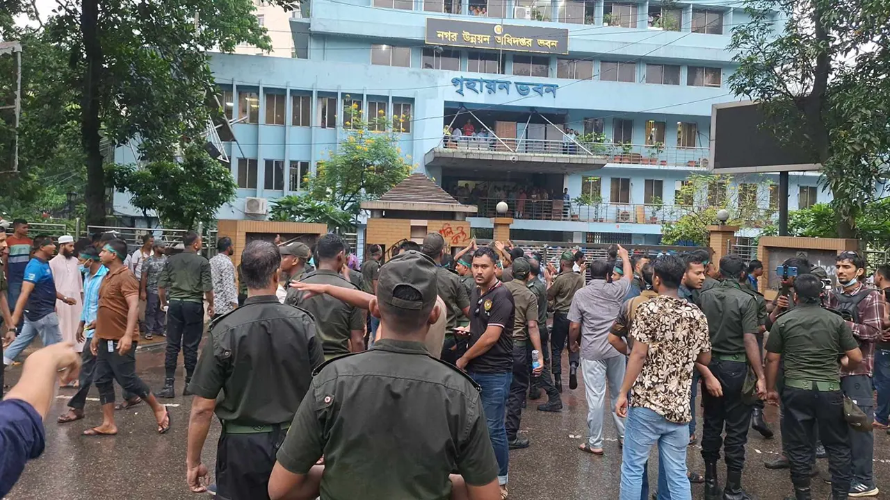 সুপ্রিম কোর্টের সামনে বিক্ষোভকালে আনসার সদস্যরা। ছবি : কালবেলা