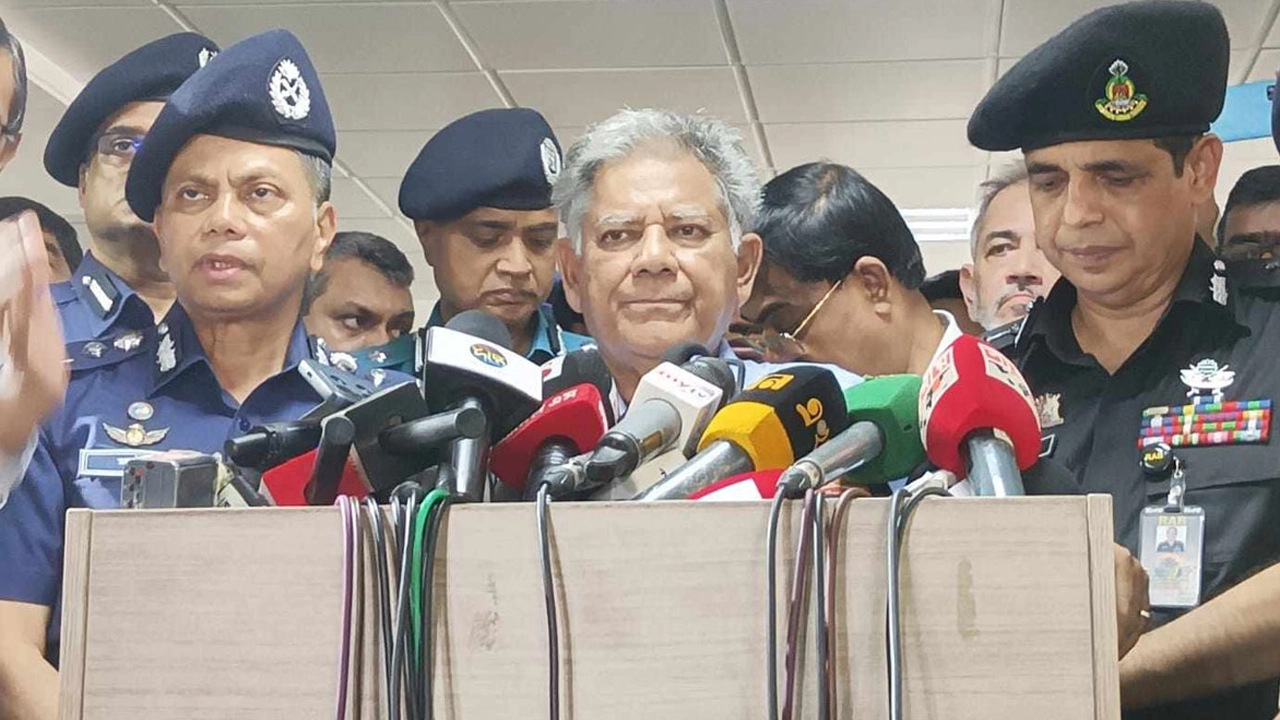 রাজারবাগ কেন্দ্রীয় পুলিশ হাসপাতালে আহত পুলিশ সদস্যদের সঙ্গে দেখা করেছেন স্বরাষ্ট্র উপদেষ্টা ব্রিগেডিয়ার জেনারেল (অব.) এম সাখাওয়াত হোসেন। ছবি : সংগৃহীত