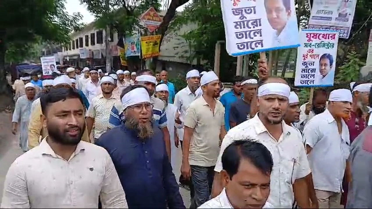 বিক্ষোভ মিছিলে দলিল লেখকরা। ছবি : কালবেলা