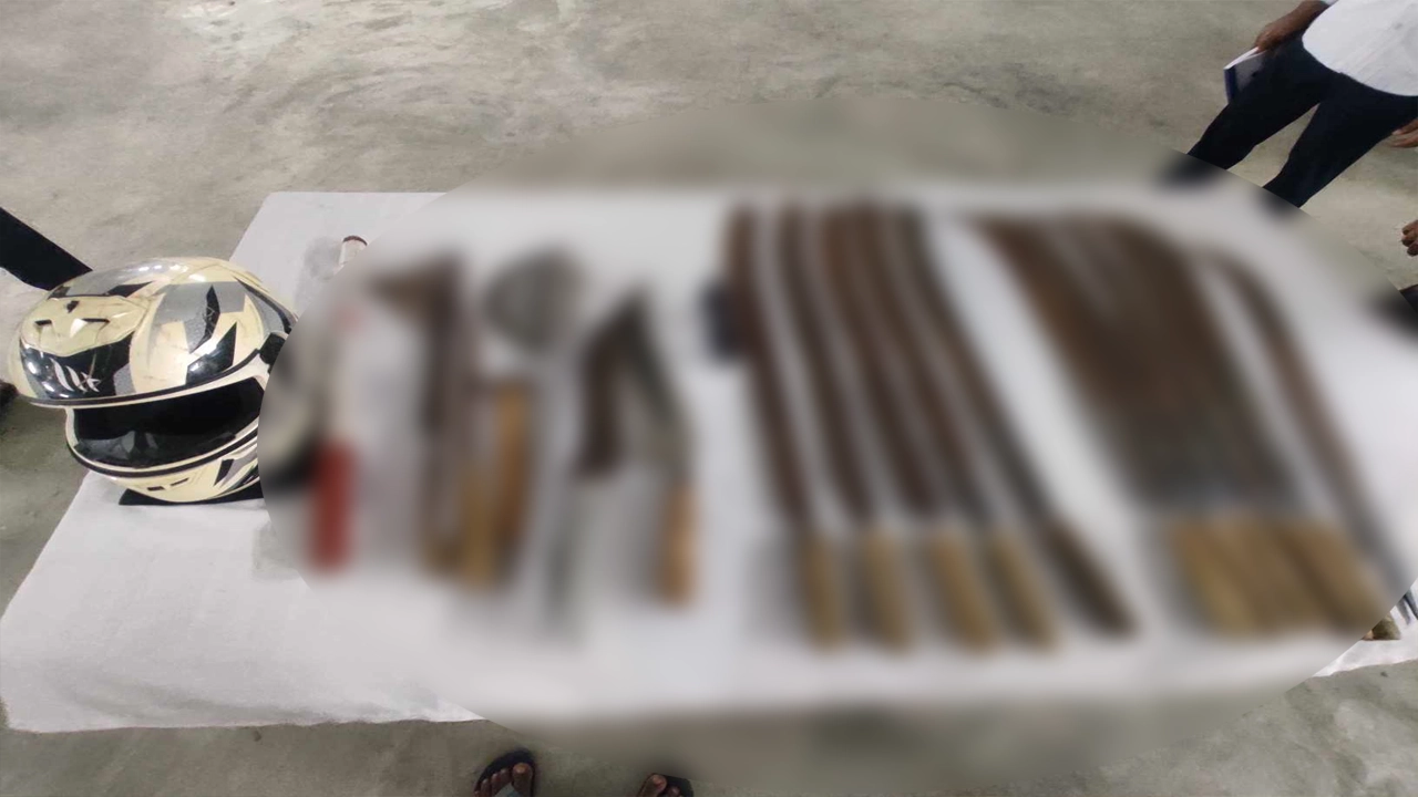 প্রাইভেটকার থেকে শিক্ষার্থী কর্তৃক উদ্ধার করা অস্ত্র। ছবি : কালবেলা