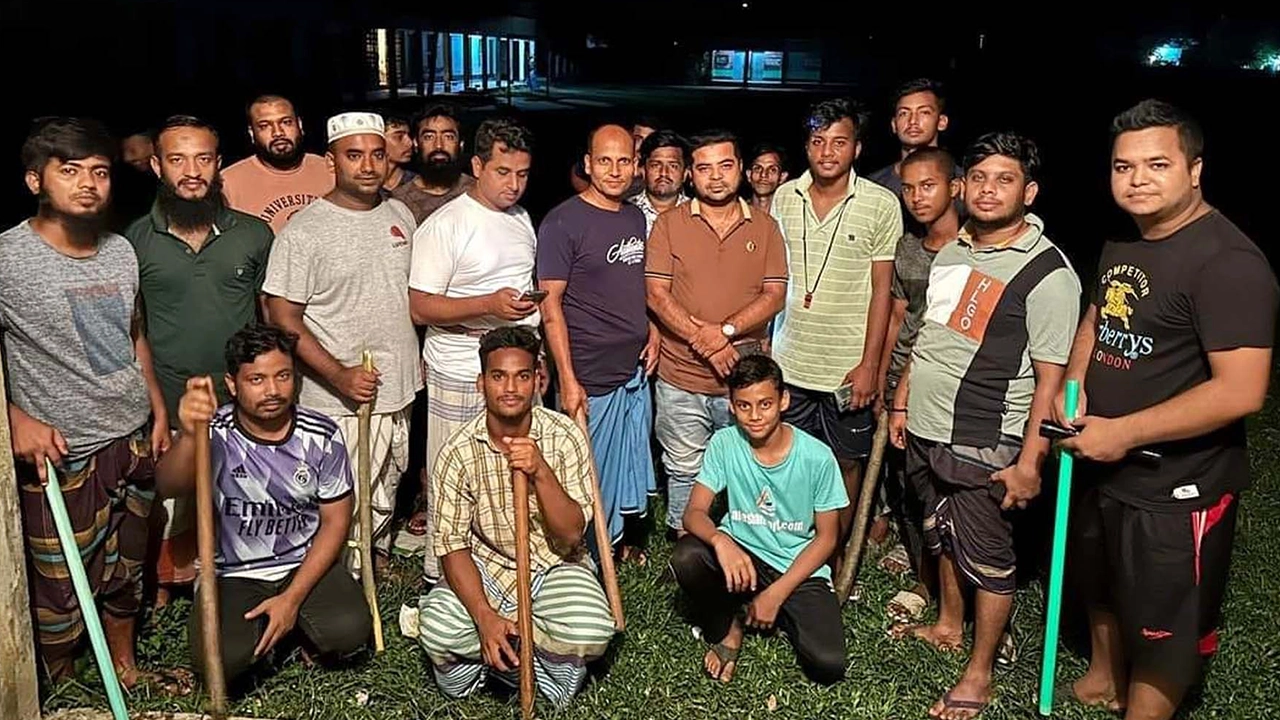 ডাকাত আতঙ্কে পাহারা দেন স্থানীয়রা। ছবি : কালবেলা