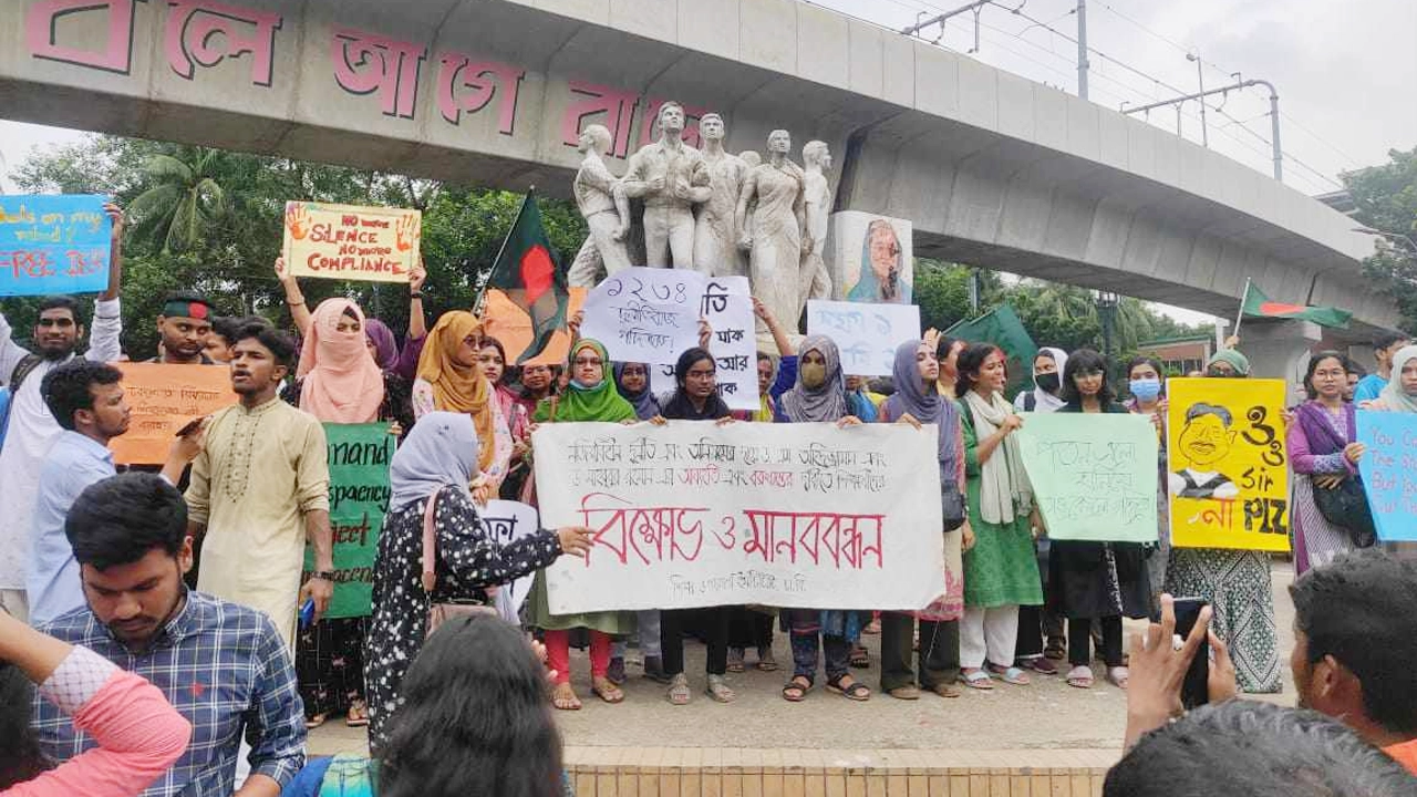 রাজু ভাস্কর্যে সমাবেশ করেছেন শিক্ষার্থীরা। ছবি : কালবেলা