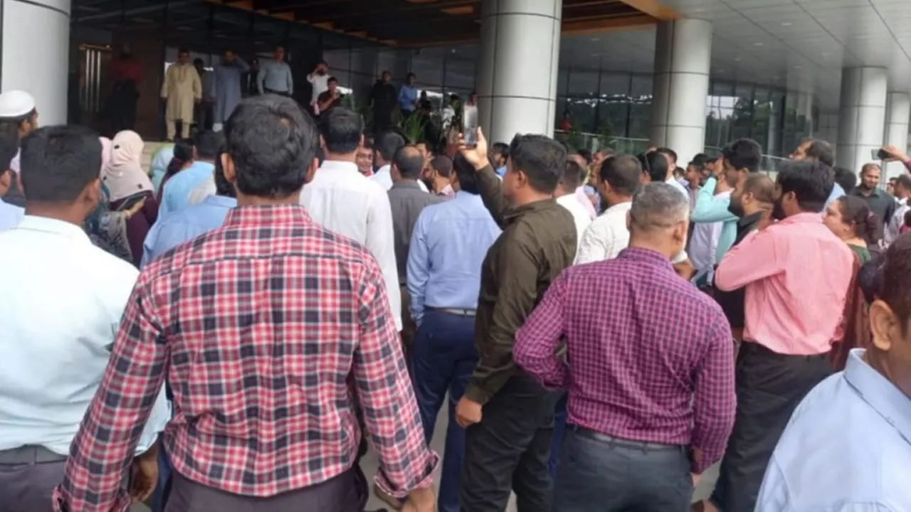 চেয়ারম্যানসহ দুই কর্মকর্তার পদত্যাগের দাবিতে বিটিআরসিতে বিক্ষোভ। ছবি : কালবেলা