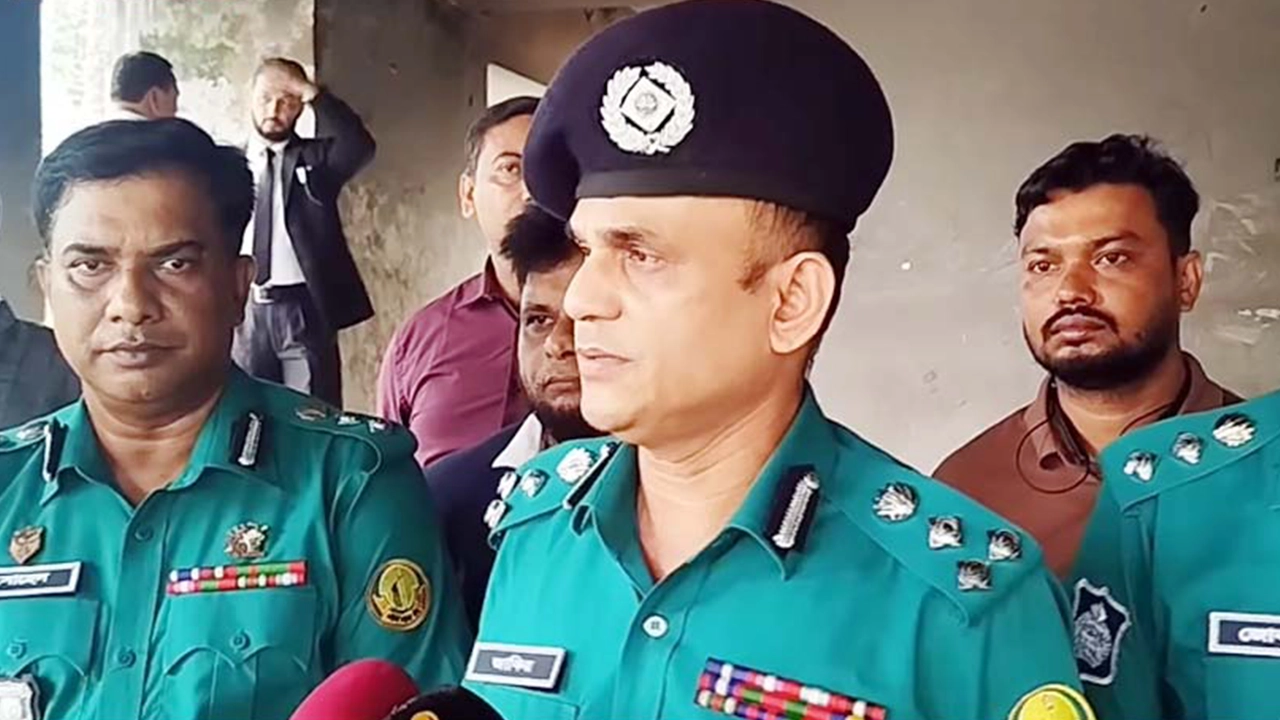 সাংবাদিকদের সঙ্গে কথা বলেছেন এসএমপি কমিশনার মো. জাকির হোসেন খান। ছবি : কালবেলা