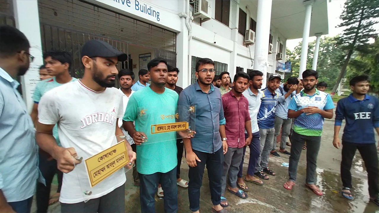 আন্দোলনরত শিক্ষার্থীরা। ছবি : কালবেলা