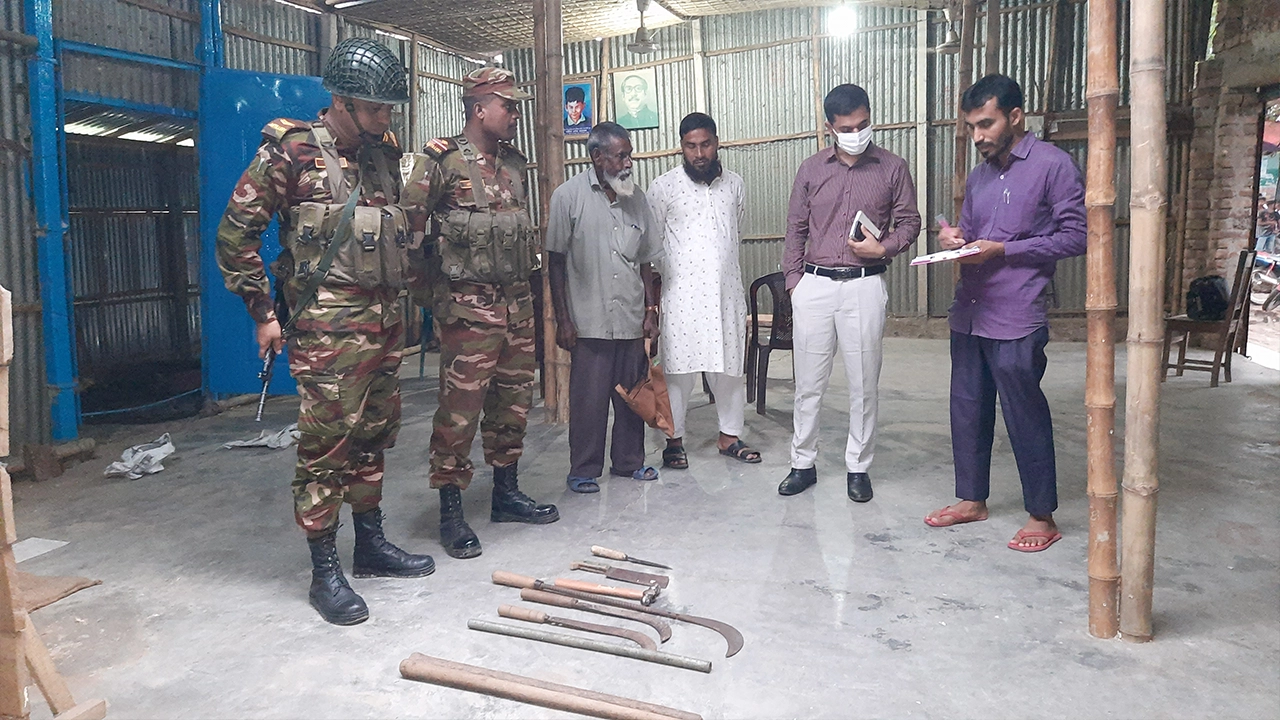 নাটোরে ব্যবসা প্রতিষ্ঠান থেকে উদ্ধারকৃত দেশীয় অস্ত্র। ছবি : কালবেলা