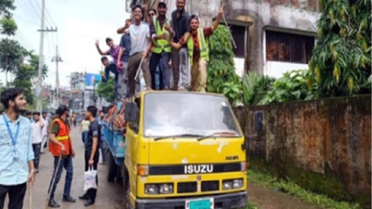 চোলাই মদসহ আটক করা ট্রাকে উঠে উল্লাস করেন শিক্ষার্থীরা। ছবি : কালবেলা