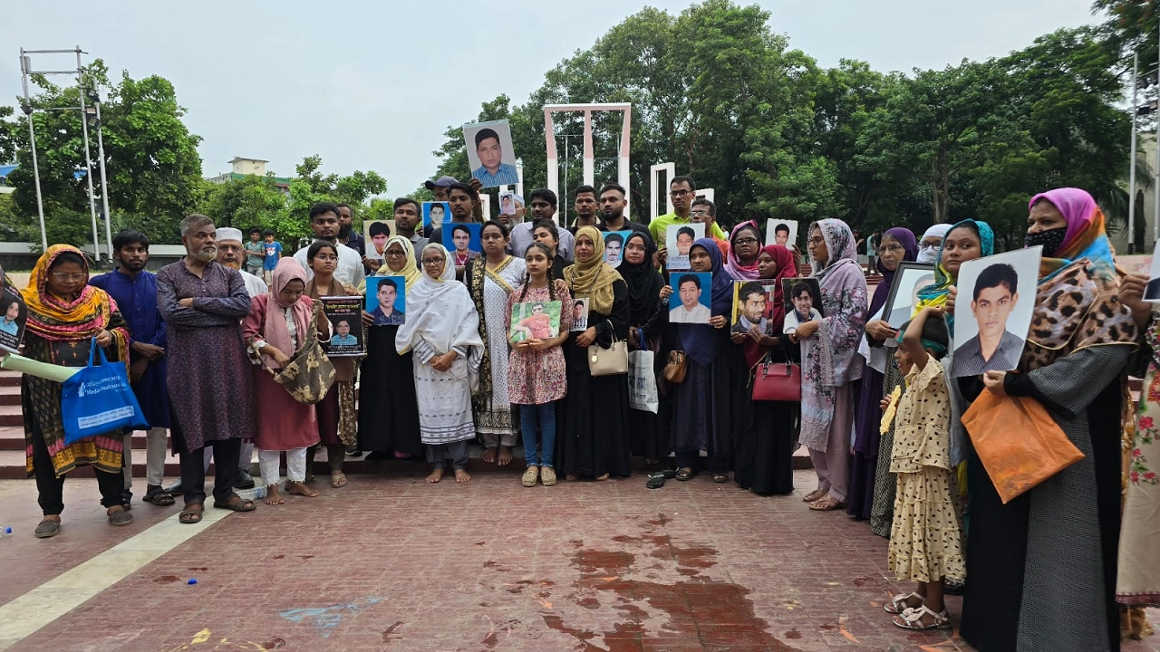কেন্দ্রীয় শহীদ মিনারের সামনে মায়ের ডাক আয়োজিত মানববন্ধনে অংশ নেন গুমের শিকার ব্যক্তি ও পরিবারের সদস্যরা। ছবি : কালবেলা