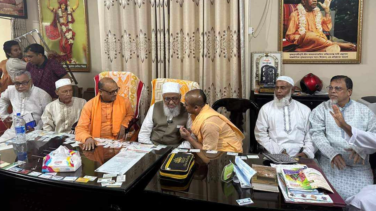 শ্রীকৃষ্ণ মন্দির কর্তৃপক্ষের সঙ্গে মতবিনিময় সভায় জামায়াতের চট্টগ্রাম মহানগরী আমির শাহজাহান চৌধুরী। ছবি : কালবেলা