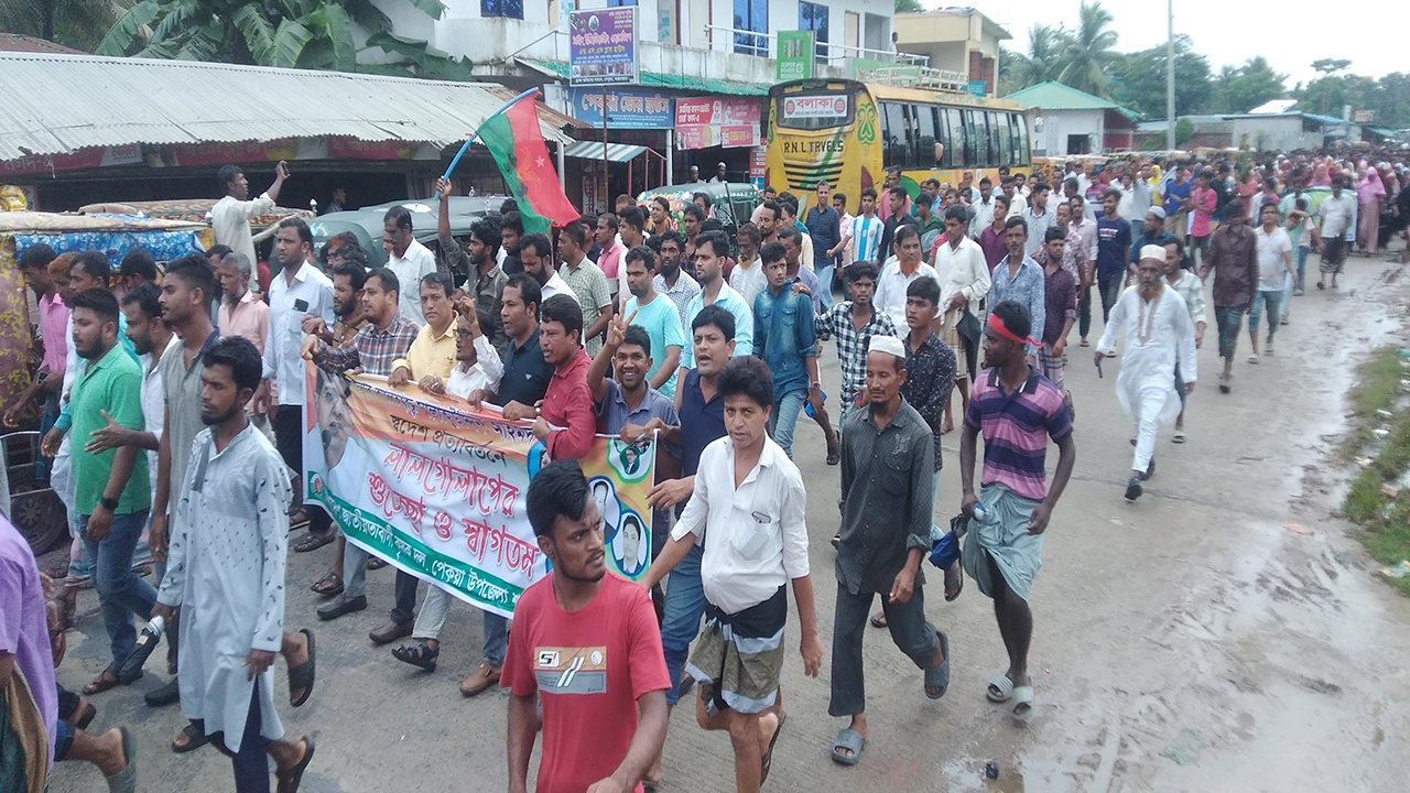 বিএনপি ও সহযোগী সংগঠনের উদ্যোগে আনন্দ মিছিল বের করা হয়। ছবি : কালবেলা