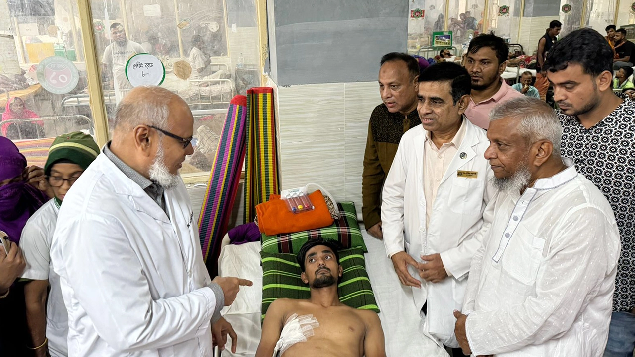 সিলেটে আহতদের দেখতে হাসপাতালে সাবেক মেয়র আরিফ। ছবি : কালবেলা