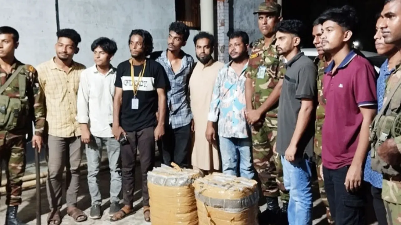 মাদকসহ তিন মাদককারবারিকে সেনাবাহিনীর কাছে হস্তান্তর করেছেন শিক্ষার্থীরা। ছবি : কালবেলা