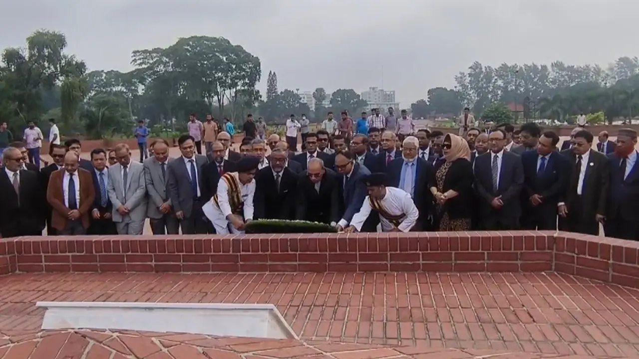 সাভার জাতীয় স্মৃতিসৌধে শ্রদ্ধা নিবেদন করেছেন প্রধান বিচারপতি ও অন্যান্যরা। ছবি : কালবেলা