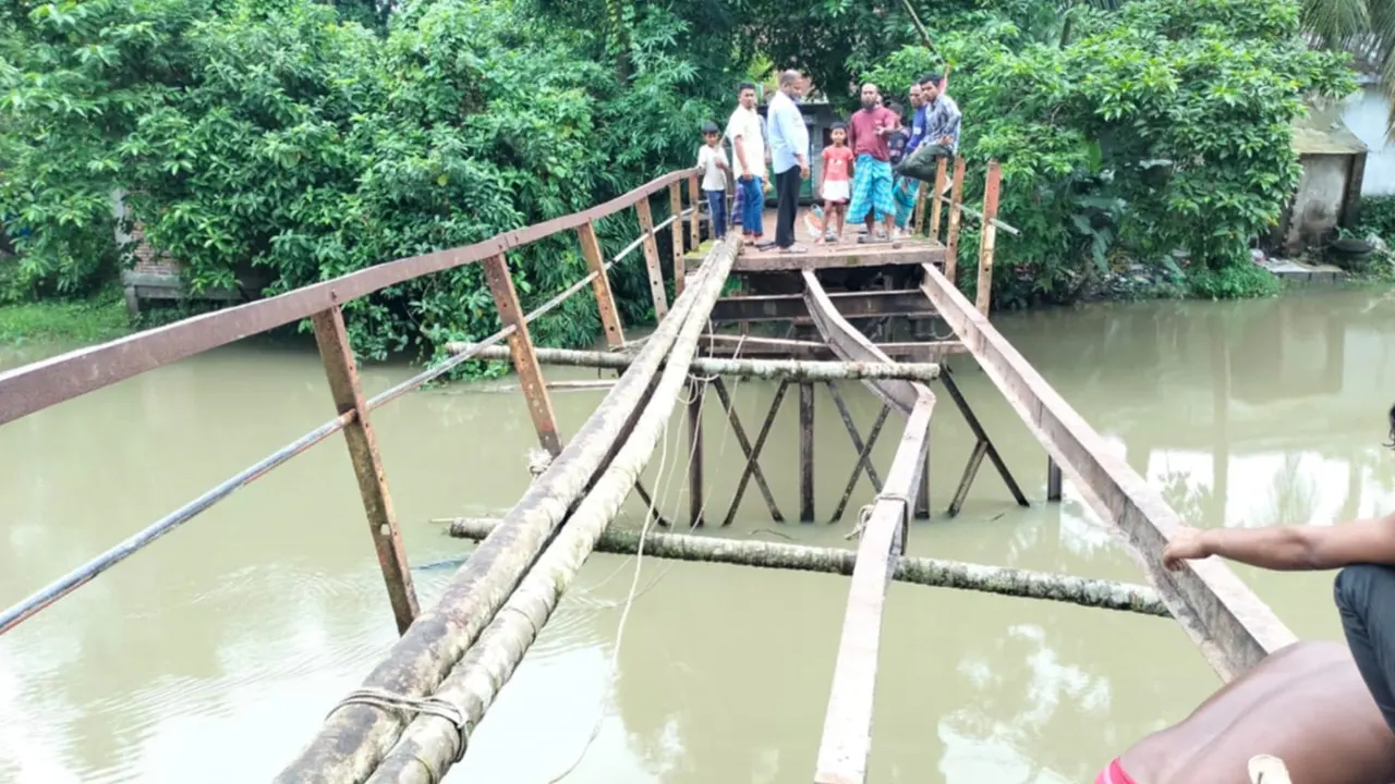 বাল্কহেডের ধাক্কায় ভেঙে যাওয়া সেতু। ছবি : কালবেলা