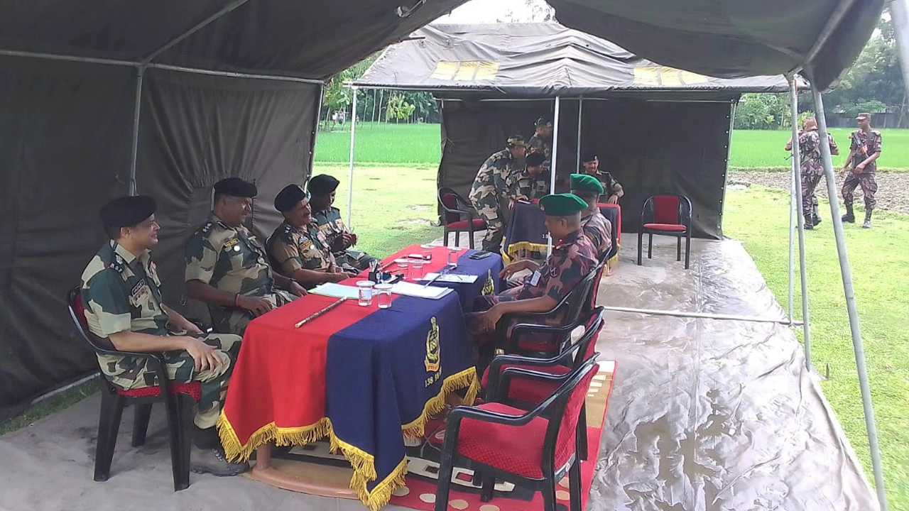 ফুলবাড়ী সীমান্তে বিজিবি ও বিএসএফের মধ্যে পতাকা বৈঠক অনুষ্ঠিত। ছবি : কালবেলা