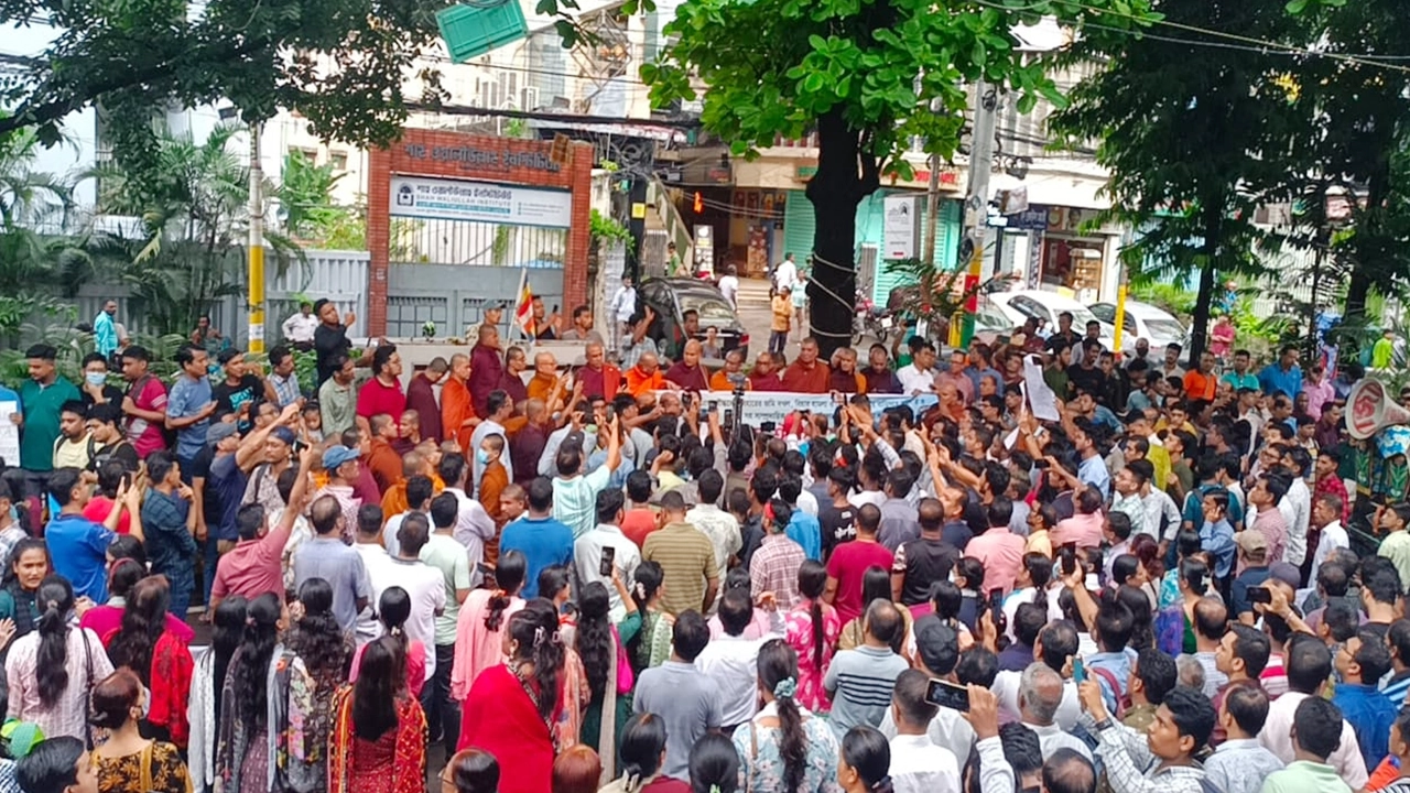 চট্টগ্রাম প্রেস ক্লাব চত্বরে বৌদ্ধ ধর্মাবলম্বীরা বিক্ষোভ সমাবেশ করেন। ছবি : কালবেলা