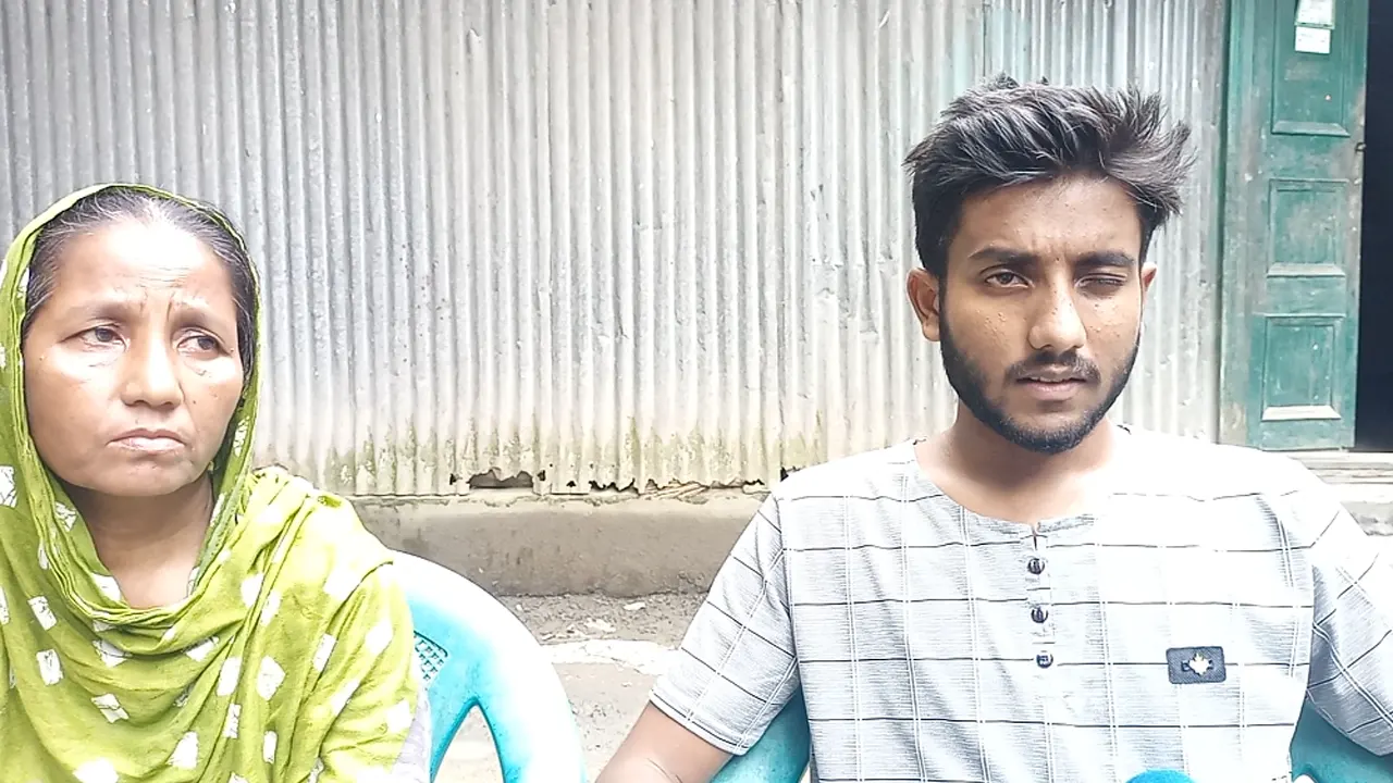 মায়ের সঙ্গে আন্দোলনে চোখ হারানো জুবায়ের হাসান জিহাদ। ছবি : কালবেলা