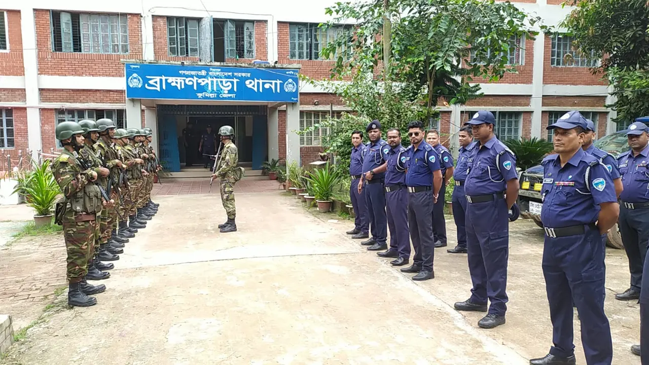সেনাবাহিনীর সহযোগিতায় পুরোদমে শুরু হয়েছে ব্রাহ্মণপাড়া থানার কার্যক্রম। ছবি : কালবেলা