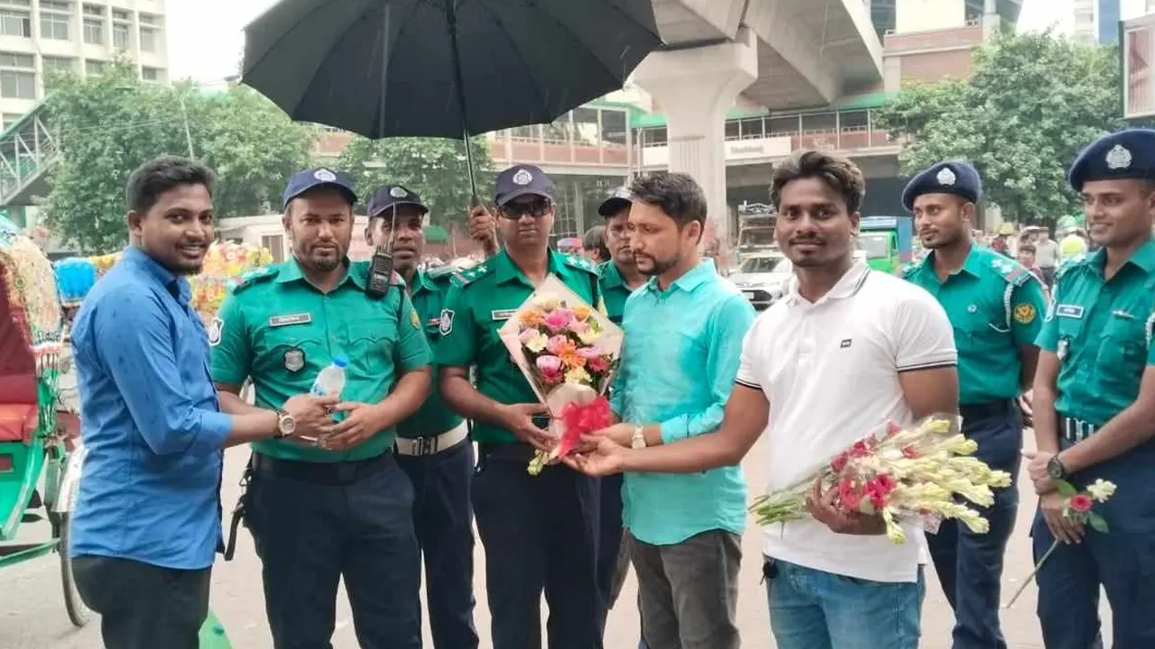 পুলিশকে ফুল দিয়ে শুভেচ্ছা জানাল ছাত্রদল। ছবি : কালবেলা