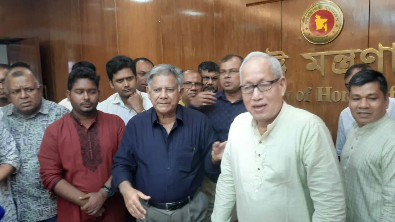 স্বরাষ্ট্র উপদেষ্টা ব্রি. জেনারেল (অব.) এম সাখাওয়াত হোসেনের সঙ্গে সাক্ষাৎ করেন বাংলাদেশ হিন্দু মহাজোটের নেতারা। ছবি : সংগৃহীত