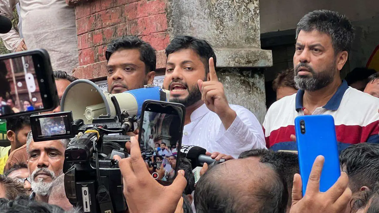 ব্যবসায়ী ও স্থানীয়দের সঙ্গে মতবিনিময়কালে ইঞ্জিনিয়ার ইশরাক। ছবি : কালবেলা